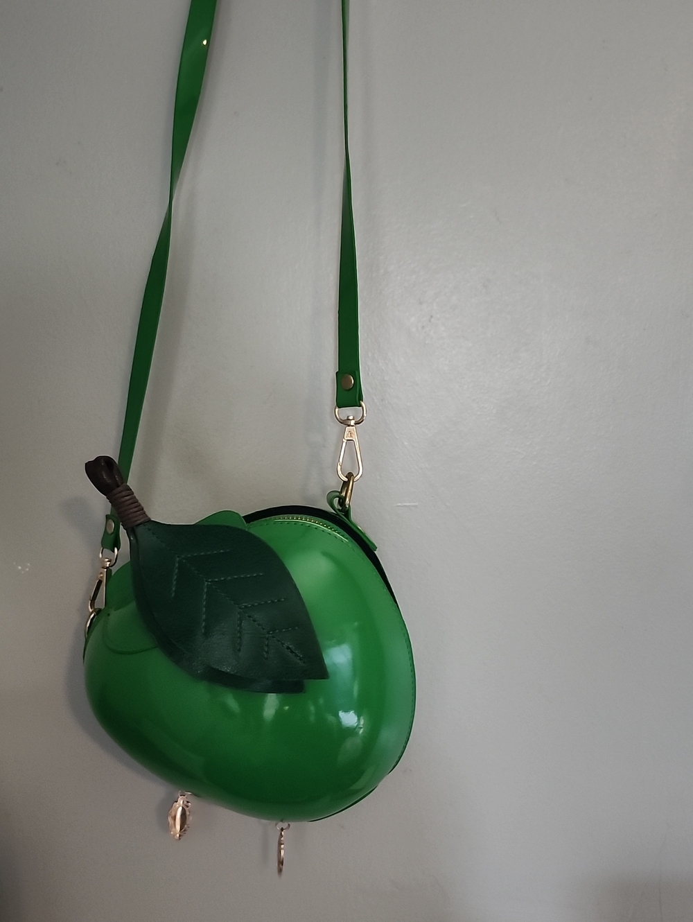 Glossy Green Apple-Shaped Crossbody Bag with Leaf Accent